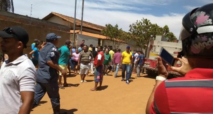 Inúmeros moradores de Janaúba foram para frente da creche em busca de informações
Fotos: Whats Ap