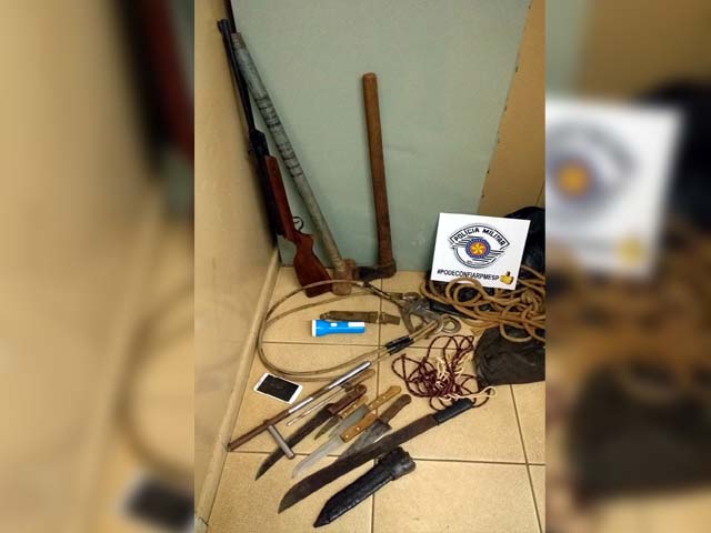 Foram apreendidos espingardas e a faca utilizada no crime.Foto: Polícia Civil