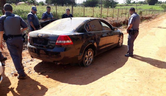 Carro utilizado pelos bandidos foi encontrado na zona rural de Coroados. Foto: Facebook