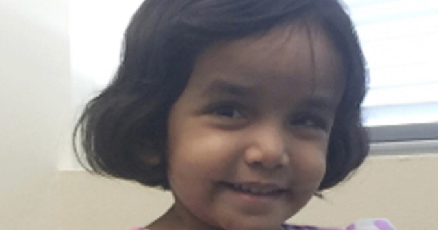 Sherin Mathews, de três anos, morreu engasgada ao tomar leite, segundo seu pai (Foto: Richardson Texas Police Department via AP).