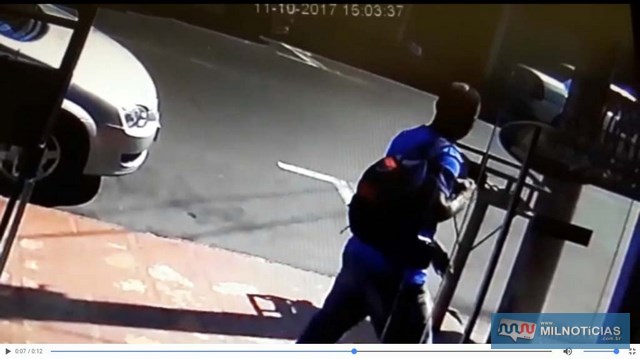 Homem negro trajando camiseta azul e cala jeans foi flagrado pelas câmaras de segurança. Foto: Divulgação