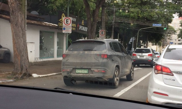 Tiggo 7 é flagrado na região central de São José (Foto: Daniel Corrá/TV Vanguarda).