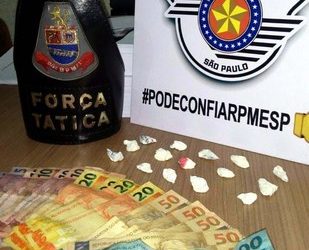Foram apreendidos 15 porções de cocaína e a quantia de R$ 533,00 em dinheiro. Foto: DIVULGAÇÃO