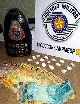Foram apreendidos 15 porções de cocaína e a quantia de R$ 533,00 em dinheiro. Foto: DIVULGAÇÃO
