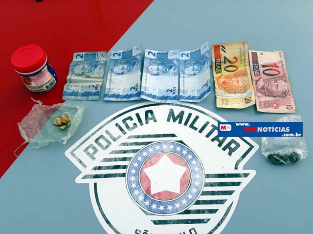 Foram apreendidas três porções de crack e uma de maconha, além de R$ 39,00 em dinheiro. Foto: DIVULGAÇÃO/PM