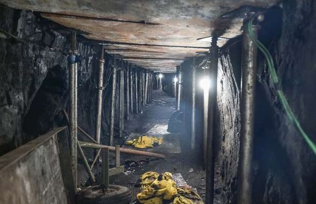 Polícia descobre um túnel que levaria ao cofre principal do Banco do Brasil, na Chácara Santo Antônio, zona sul de São Paulo.
Foto: Marco Ambrósio/Futura Press