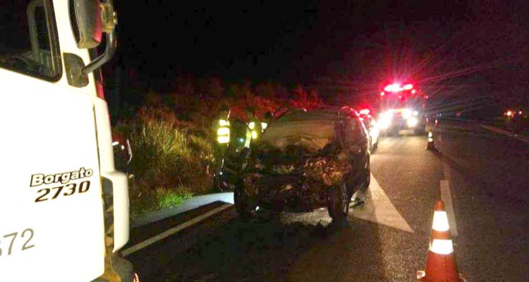 Carro ficou com a frente destruída e corpo da vítima foi retirada das ferragens pelos bombeiros (Foto: Grupo Imprensa Jaú).