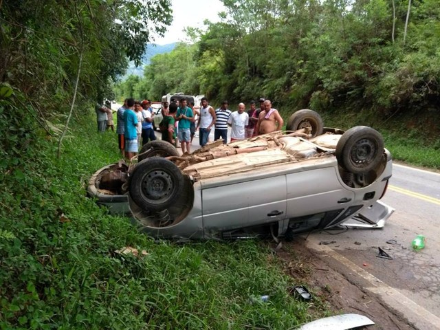 Carro capotou na rodovia Ivo Zanella, em Iguape (Foto: Divulgação/Cidade de Iguape).