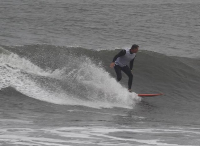Foto postada em 2014 em rede social,mostra André Luft surfando (Foto: Reprodução/Facebook).