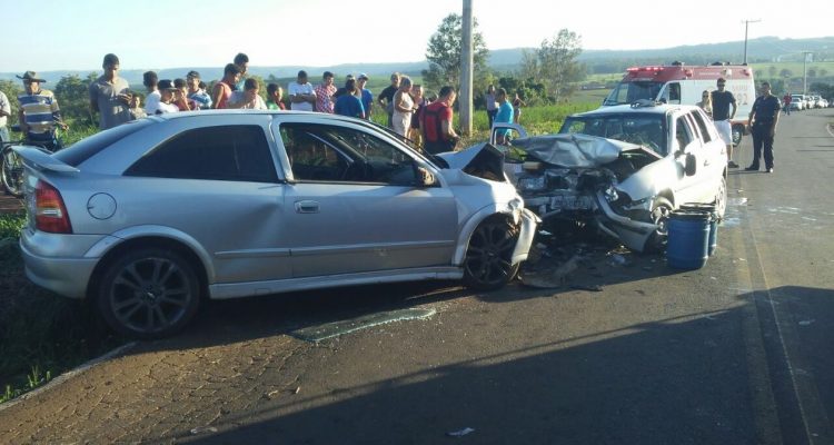 Carros bateram de frente em rodovia de Vitoriana e motorista do carro à esquerda morreu no local (Foto: Divulgação / GCM).