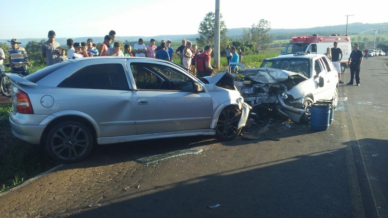 Carros bateram de frente em rodovia de Vitoriana e motorista do carro à esquerda morreu no local (Foto: Divulgação / GCM).
