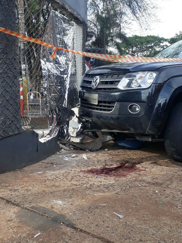 Mulher de 50 anos acabou atropelada e prensada contra muro após veículos baterem em cruzamento de Ribeirão Preto (Foto: Yaisa Dias).