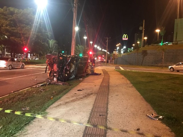 Caminhonete capotou depois de bater em outro veículo em avenida de Campo Grande (Foto: Camila Jovê/TV Morena).