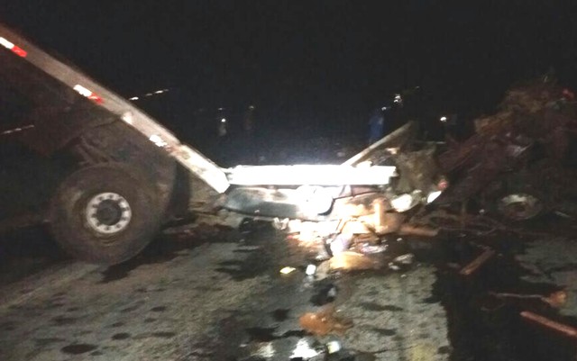 Carretas ficaram destruídas e bloquearam a BR-153, em Mara Rosa (Foto: PRF/ Divulgação).