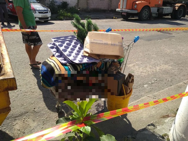Carrinho com corpo foi localizado por moradores de rua de Santos, SP (Foto: Reprodução/Praia Grande Mil Grau).
