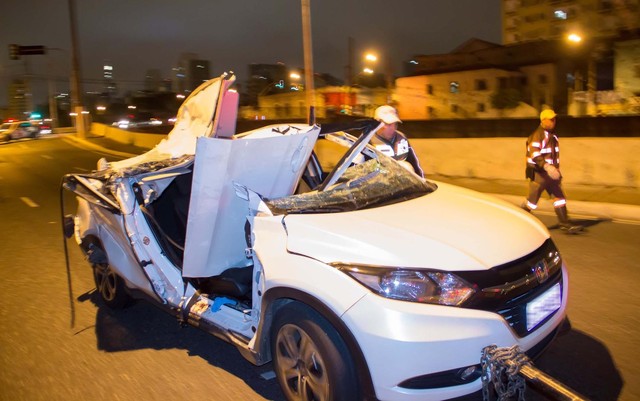 Carro de juíza ficou destruído em SP (Foto: Nivaldo Lima/Futura Press/Estadão Conteúdo).