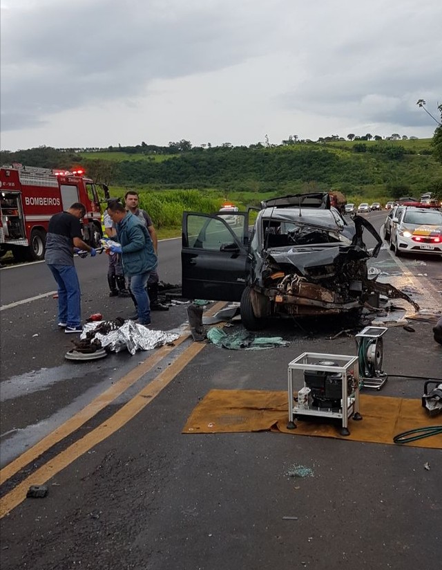 Cinco pessoas ficaram feridas em acidente registrado neste domingo na Rodovia Rachid Reyes, neste domingo (26), próximo ao trevo de Echaporã (Foto: Corpo de Bombeiros/Divulgação).