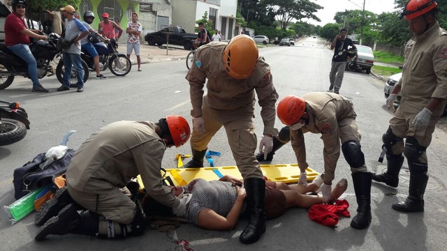 Bombeiros socorrem mulher após acidente envolvendo motos (Foto: Corpo de Bombeiros/Divulgação).