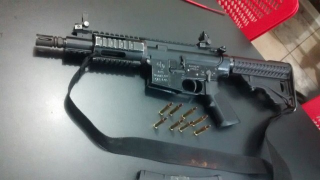 Polícia apreendeu um fuzil calibre 556 com um dos suspeitos de assaltos a bancos em Pardinho (Foto: Polícia Militar/Divulgação).