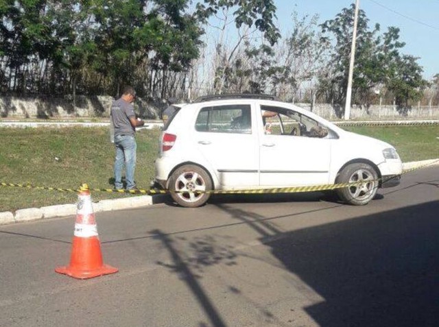 Vítima estava desacordada dentro de carro em bairro de Várzea Grande (MT) (Foto: Polícia Militar/Divulgação).
