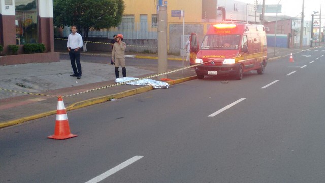 Jovem é encontrado morto em avenida de Campo Grande (MS) (Foto: José Aparecido/TV Morena).