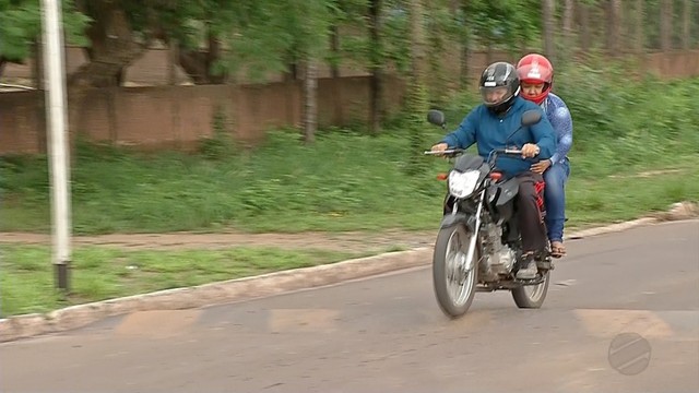 Segundo moradores de Corumbá (MS), assaltantes aproveitam a redução de velocidade no quebra-molas para agir (Foto: Reprodução/TV Morena).