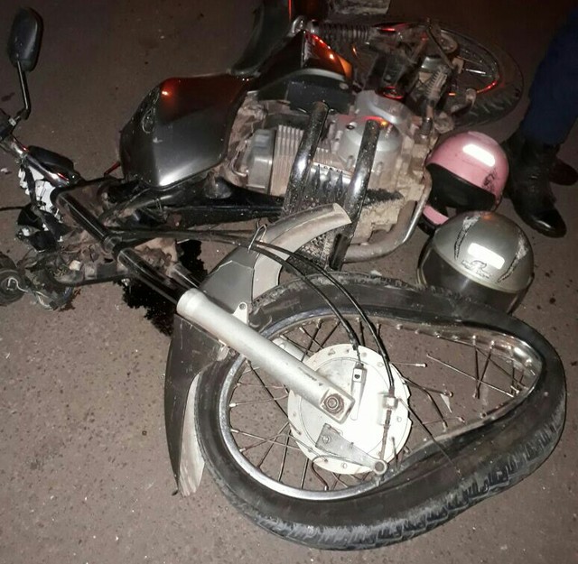 Homem morreu e outro ficou ferido em acidente envolvendo moto e ônibus em Corumbá, MS (Foto: Corpo de Bombeiros/Divulgação).