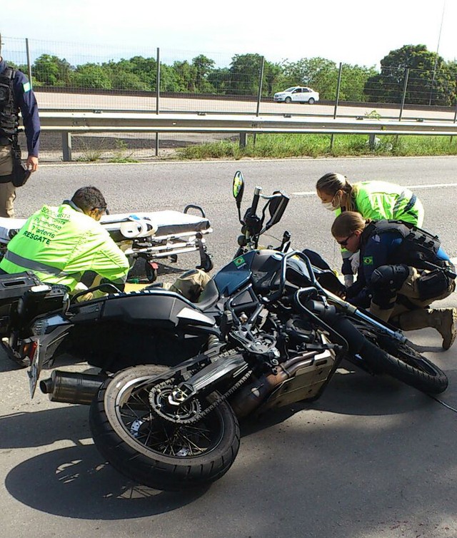 Motociclista recebeu socorro na rodovia, em São Gonçalo, na Região Metropolitana do Rio. (Foto: Divulgação/ PRF).