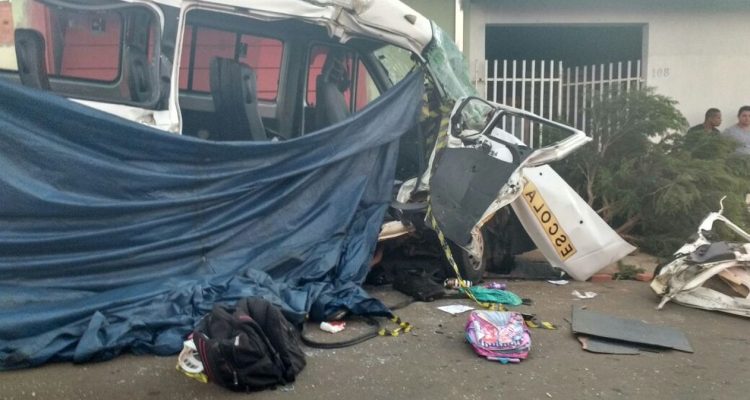 Acidente entre ônibus e van matou menina em Itapetininga (Foto: Paola Patriarca/G1).