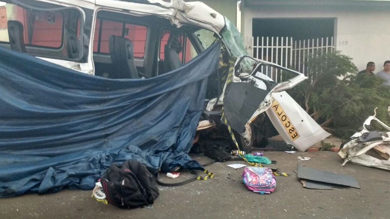 Acidente entre ônibus e van matou menina em Itapetininga (Foto: Paola Patriarca/G1).