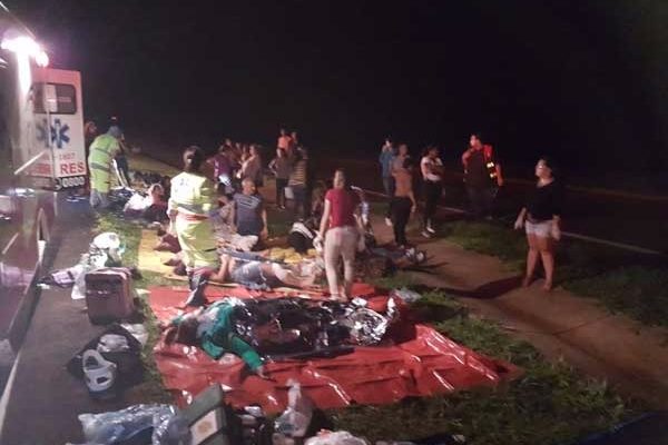 Equipes de resgate fizeram um mutirão para atender os feridos. (Fotos: Assis City).