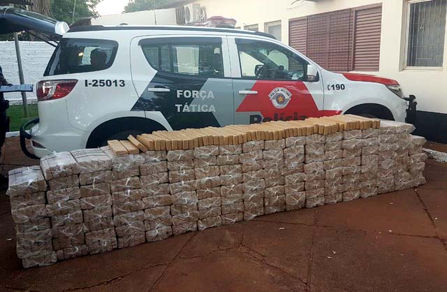 Droga estava dentro de um veículo abordado pela Polícia Militar em Paulicéia (Foto: Polícia Militar/Cedida)
