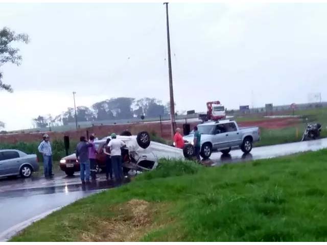 Carro capotou na rodovia Feliciano Sales Cunha, em Pereira Barreto (SP) (Foto: Arquivo pessoal)