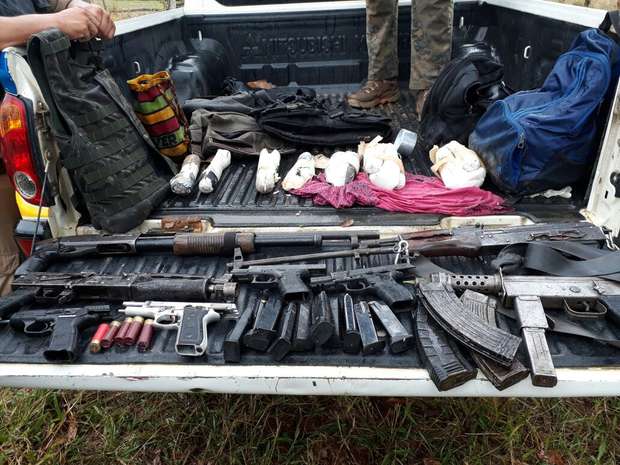 Armamento apreendido com os suspeitos mortos pela polícia Foto: Polícia/Divulgação