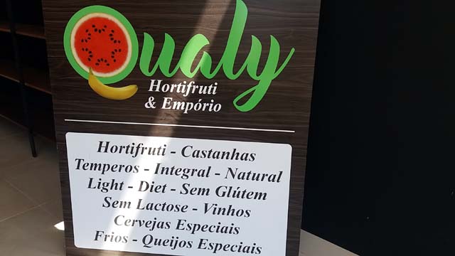 Além das castanhas, uma das especialidades da Qualy Hortifrutti e Empório, a empresa oferece ainda vários tipos de hortaliças, temperos, cereais integral, light, diet, sem gluten, sem lactose, vinhos, cervejas especiais, outros tipos de frios e queijos especiais.