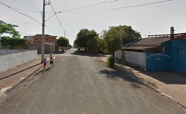 Rua onde jovem foi baleado após discussão por pipa (Foto: Reprodução/Google)
