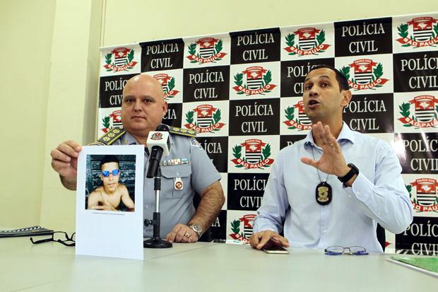 Marcelino Silva, corregedor da PM, mostra foto de ‘Peidinha’. Ao lado, o delegado Lara (Alberto Marques/AT)