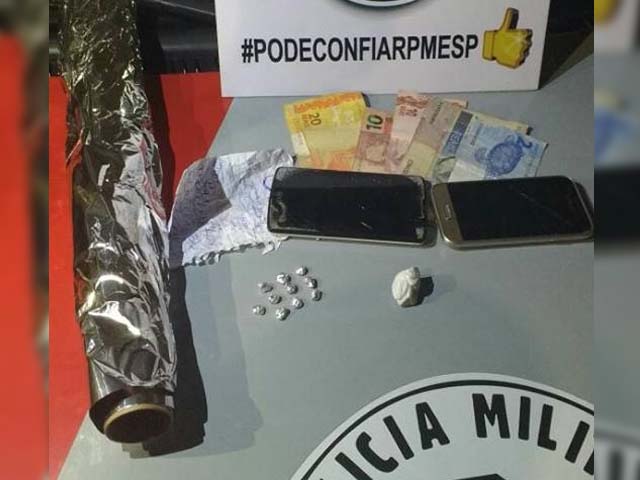 Eles foram levados ao Plantão Policial onde ficaram presos acusados de tráfico. a droga e a grana foram apreendidos. Foto: Regiaonoroeste.com