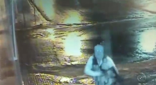 Ladrão descobre a câmera de segurança (Foto: Reprodução/TV TEM)