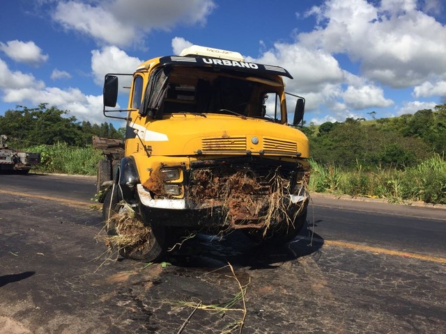 Caminhão que se envolveu em batida com ônibus de sacoleiros e estava em uma ribanceira foi retirado neste domingo (17), em Parapuã (Foto: Mariane Santos/TV Fronteira).