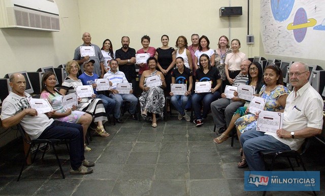 Curso voltado para pessoas acima de 60 anos ensinou uso de computadores na internet e celulares. Fotos: Secom/Prefeitura