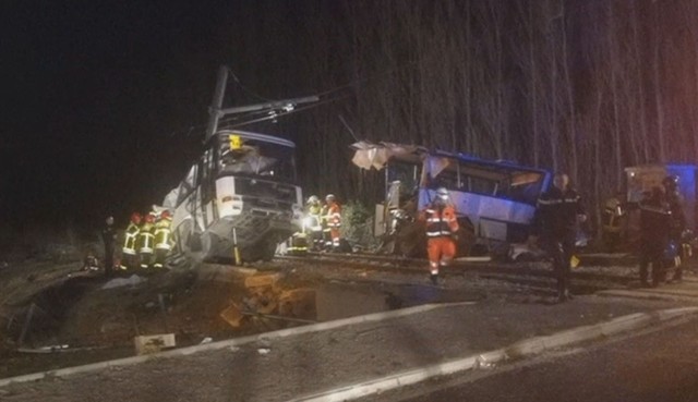 Trem colide com ônibus escolar nesta quinta-feira (14) em Milla, na França; acidente deixou mortos e feridos (Foto: France Bleu Roussillon/ Reuters).