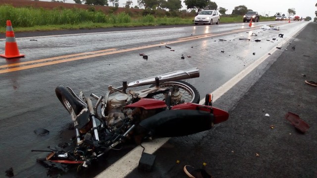 Motocicleta em que estavam os dois homens que morreram no acidente na tarde deste domingo (17), na BR-262, entre Terenos e Aquidauana (MS), ficou completamente destruída (Foto: David Melo/TV Morena).