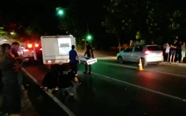 Idosa morreu atropelada por um carro na noite deste domingo (3) ao atravessar a Avenida Miguel Sutil, no Bairro Araés, em Cuiabá (Foto: TVCA/Reprodução).