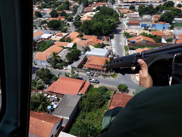 Suspeito foi encontrado no carro dele no Bairro Nossa Senhora Aparecida, em Cuiabá (Foto: Polícia Civil de MT/Assessoria).