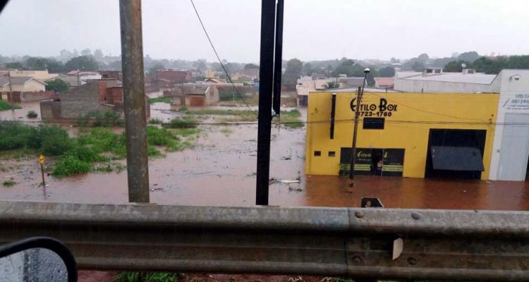 Empresa Estilo Box, localizada na marginal da Rondon, ficou completamente alagada. Foto: Whats ap