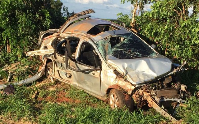 Veículo dos suspeitos após acidente na BR-163 (Foto: PRF/Divulgação).