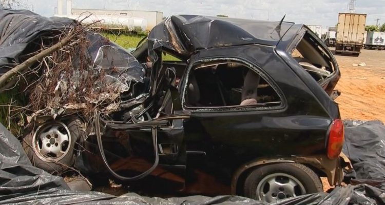 Carro que a família de Marília viaja ficou totalmente destruído (Foto: Robson do Carmo / TV TEM ).