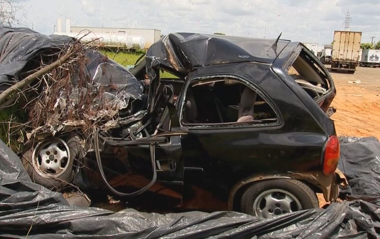 Carro que a família de Marília viaja ficou totalmente destruído (Foto: Robson do Carmo / TV TEM ).