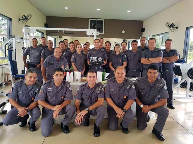 Tenente Coronel PM Alves ganhou despedida do pessoal administrativo do 28º BPM/I. Foto: DIVULGAÇÃO